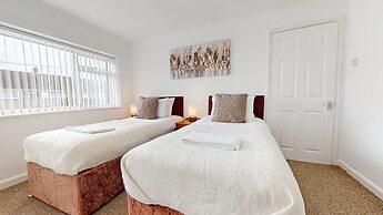 Lovely 3 Bedroom House in Dagenham With Parking