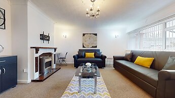 Lovely 3 Bedroom House in Dagenham With Parking