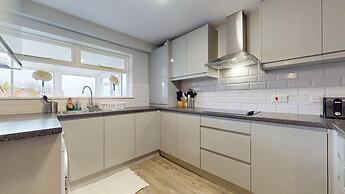 Lovely 3 Bedroom House in Dagenham With Parking