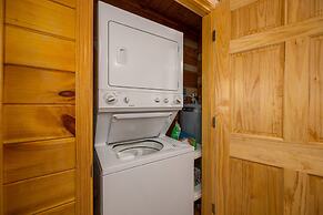 Hidden Hideaway 2 Bedroom Cabin by RedAwning