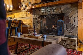 Hidden Hideaway 2 Bedroom Cabin by RedAwning