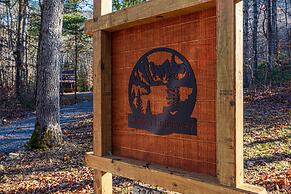 Hidden Hideaway 2 Bedroom Cabin by RedAwning