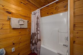 Hidden Hideaway 2 Bedroom Cabin by RedAwning