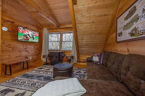 Hidden Hideaway 2 Bedroom Cabin by RedAwning