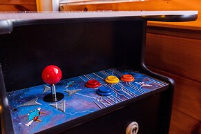 Hidden Hideaway 2 Bedroom Cabin by RedAwning