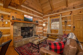 Hidden Hideaway 2 Bedroom Cabin by RedAwning