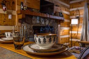 Hidden Hideaway 2 Bedroom Cabin by RedAwning
