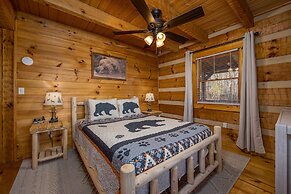 Hidden Hideaway 2 Bedroom Cabin by RedAwning