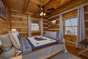 Hidden Hideaway 2 Bedroom Cabin by RedAwning