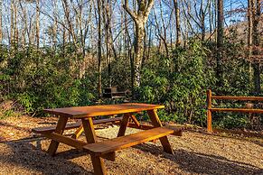 Hidden Hideaway 2 Bedroom Cabin by RedAwning