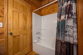 Hidden Hideaway 2 Bedroom Cabin by RedAwning