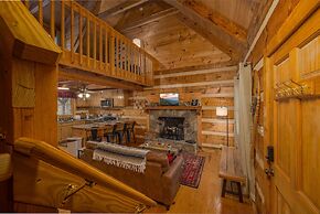 Hidden Hideaway 2 Bedroom Cabin by RedAwning