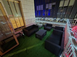 Elite Terrace - Spacious Apt w Terrace