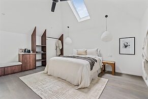 The Loft at Maple Cottages, Berry - by Linnaeus Collection