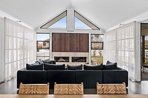 The Loft at Maple Cottages, Berry - by Linnaeus Collection