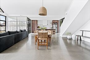 The Loft at Maple Cottages, Berry - by Linnaeus Collection