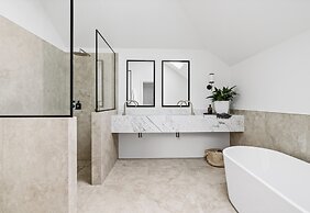 The Loft at Maple Cottages, Berry - by Linnaeus Collection