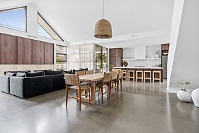 The Loft at Maple Cottages, Berry - by Linnaeus Collection