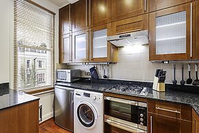 Cosy Kensington Two Bedroom Flat