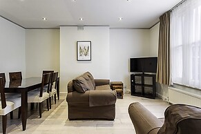 Cosy Kensington Two Bedroom Flat