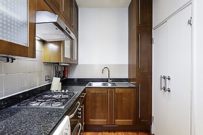Cosy Kensington Two Bedroom Flat