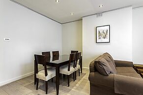 Cosy Kensington Two Bedroom Flat