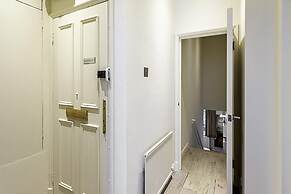 Cosy Kensington Two Bedroom Flat