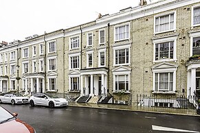 Cosy Kensington Two Bedroom Flat