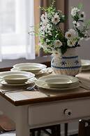 1930's Inspired Apartment by Renters