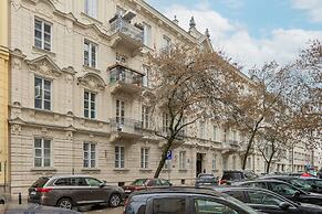 1930's Inspired Apartment by Renters
