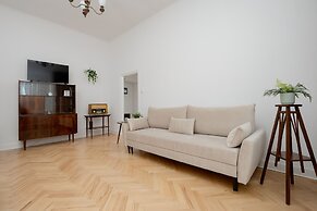 1930's Inspired Apartment by Renters