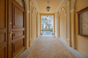 1930's Inspired Apartment by Renters