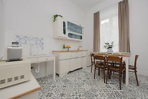 1930's Inspired Apartment by Renters