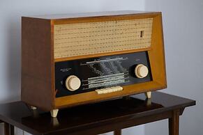 1930's Inspired Apartment by Renters