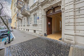 1930's Inspired Apartment by Renters