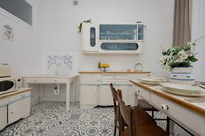 1930's Inspired Apartment by Renters