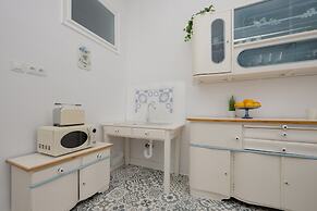 1930's Inspired Apartment by Renters