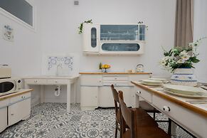 1930's Inspired Apartment by Renters