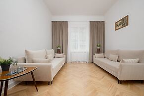 1930's Inspired Apartment by Renters