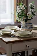 1930's Inspired Apartment by Renters