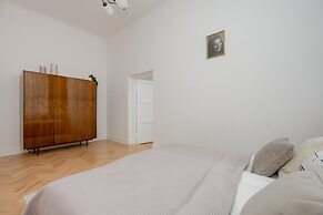 1930's Inspired Apartment by Renters