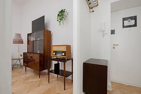 1930's Inspired Apartment by Renters