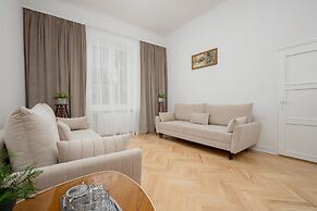 1930's Inspired Apartment by Renters