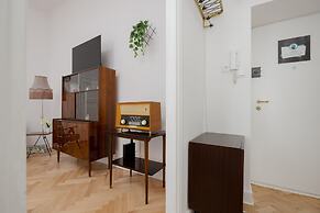 1930's Inspired Apartment by Renters