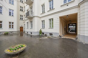 1930's Inspired Apartment by Renters