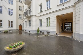 1930's Inspired Apartment by Renters