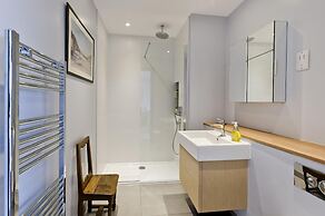 Fabulous 2-bed Penthouse Wimbledon