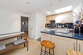 Traditional 2-bed Apartment Notting Hill