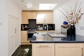 Traditional 2-bed Apartment Notting Hill