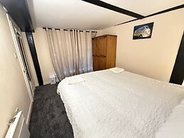 Apartment - Sleeps 2 - Parking - Wifi
